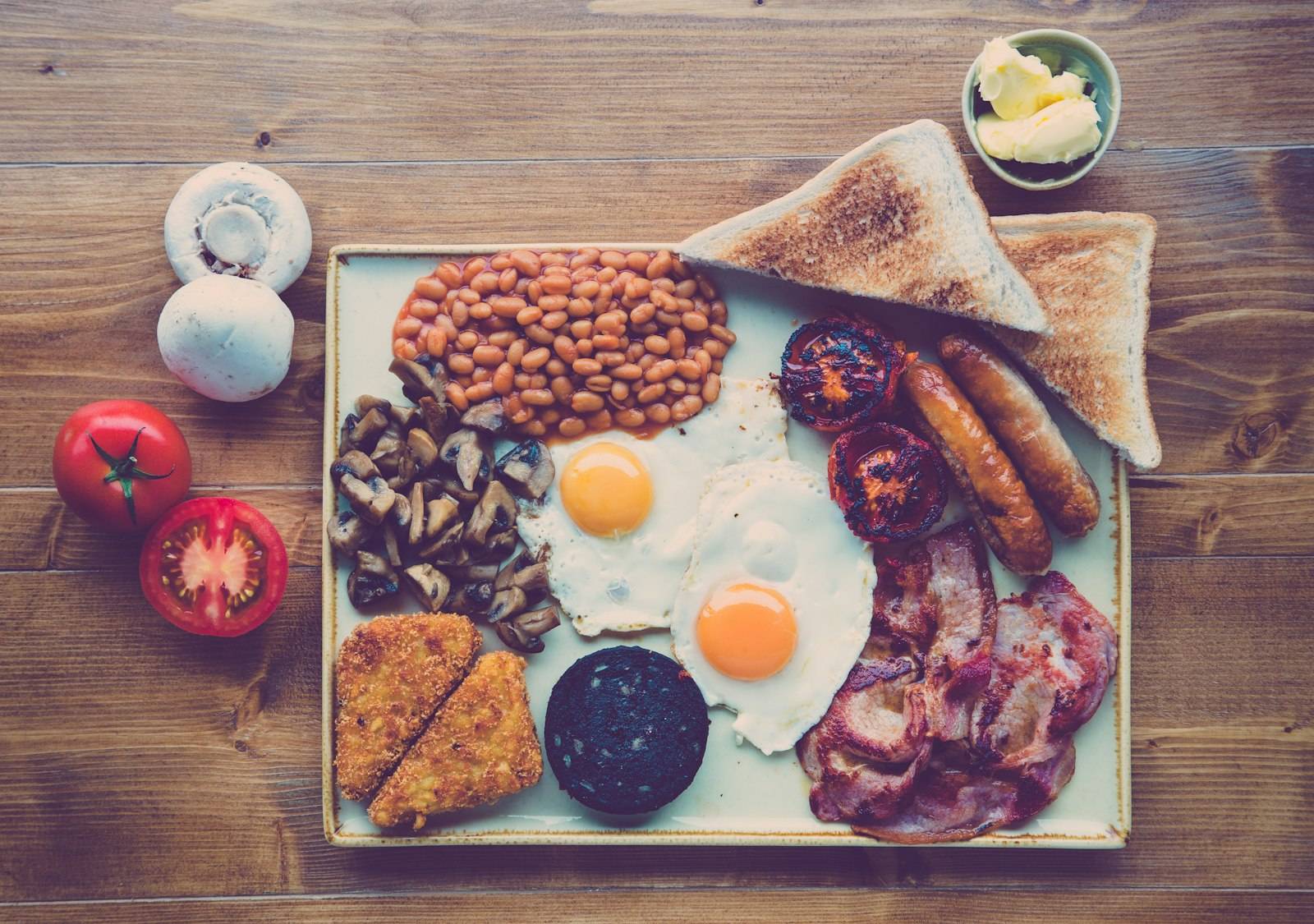 A full Irish breakfast with eggs, sausages, pudding and toast