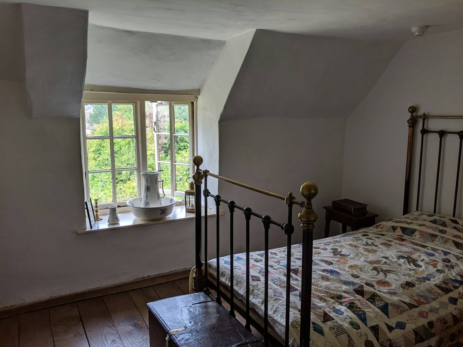 The double room, with an iron bed and a window